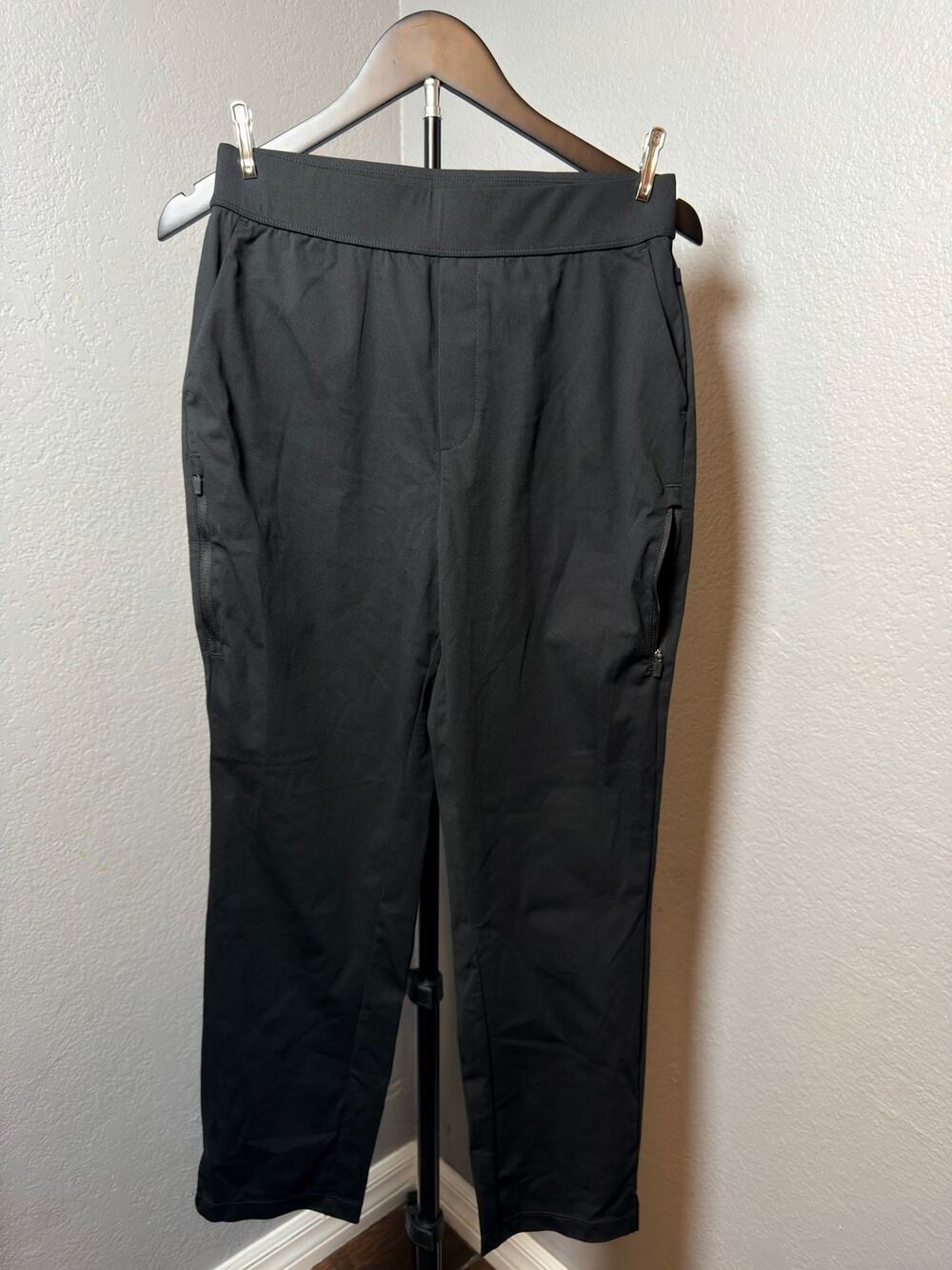 Halara Lighweight Black Atheltic Travel Pants with Zip P.ockets